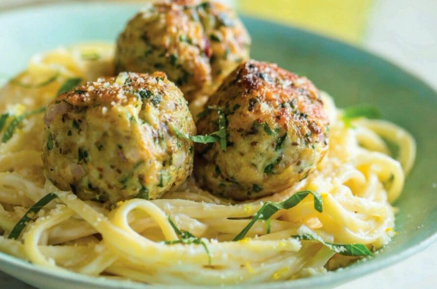 Зелень можно добавить в сами фрикадельки, так блюдо будет красивее.