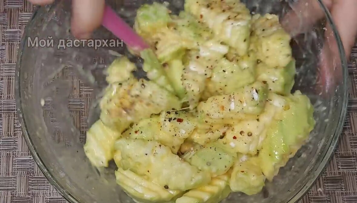  Кабачки помыть. Если кабачки молоденькие, то чистить с них кожуру не обязательно. У меня были более зрелые кабачки и поэтому кожуру я очистила. Затем кабачки нужно нарезать нужного вам размера.-8