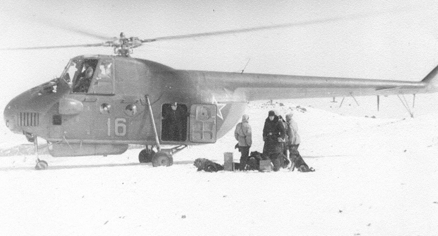 Рисунок №2. Вертолет МИ-4 на перевале Дятлова в 1959 с закрашенным бортовым номером. МИ-4 - первый массовый советский военно-транспортный вертолет, который был создан с нуля всего за год и взлетел в 1953 году. Такая спешка обосновывалась тем, что США применили первую успешную высадку десанта с помощью вертолетов Сикорского S-55 в Корейской войне (1950-1953). Из вертолетов МИ-4 создавались первые в СССР вертолетные полки, в каждом из которых было свыше 30 машин.