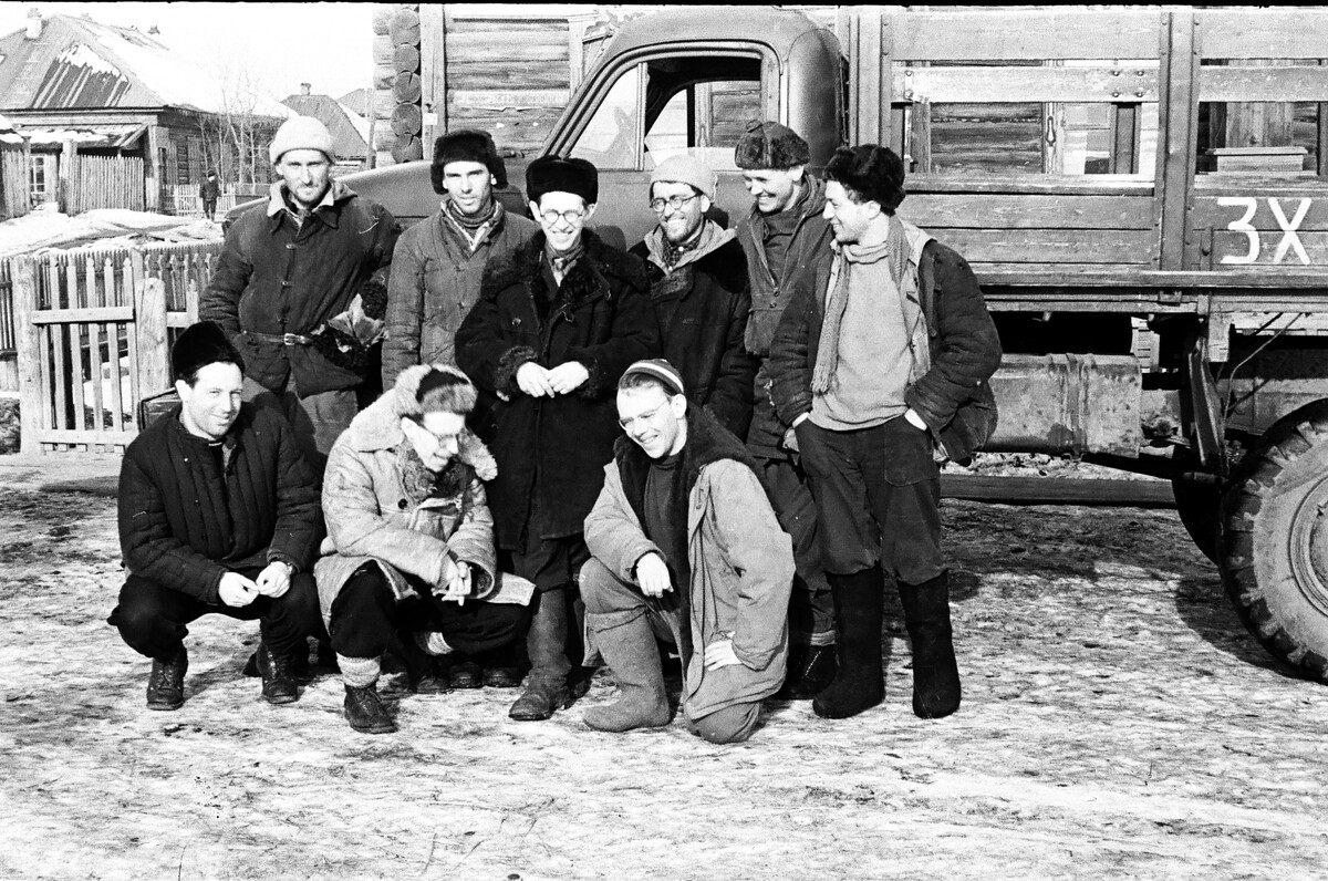 Фото 1. Поисковики 8 марта 1959 года после возвращения с перевала у гостиницы в Ивделе. В нижнем ряду слева направо: Баскин, Масленников, Бардин (Баскин и Бардин были членами "московской комиссии"). В верхнем ряду слева направо: Атманаки, Типикин, следователь Иванов, Карелин, Согрин, Аксельрод.