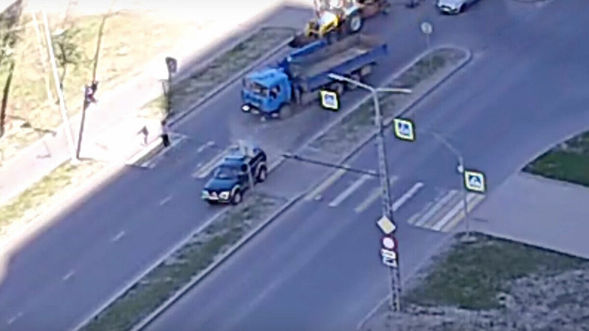     Грузовик протаранил легковушку на «зебре». Момент ДТП попал в объектив камеры.