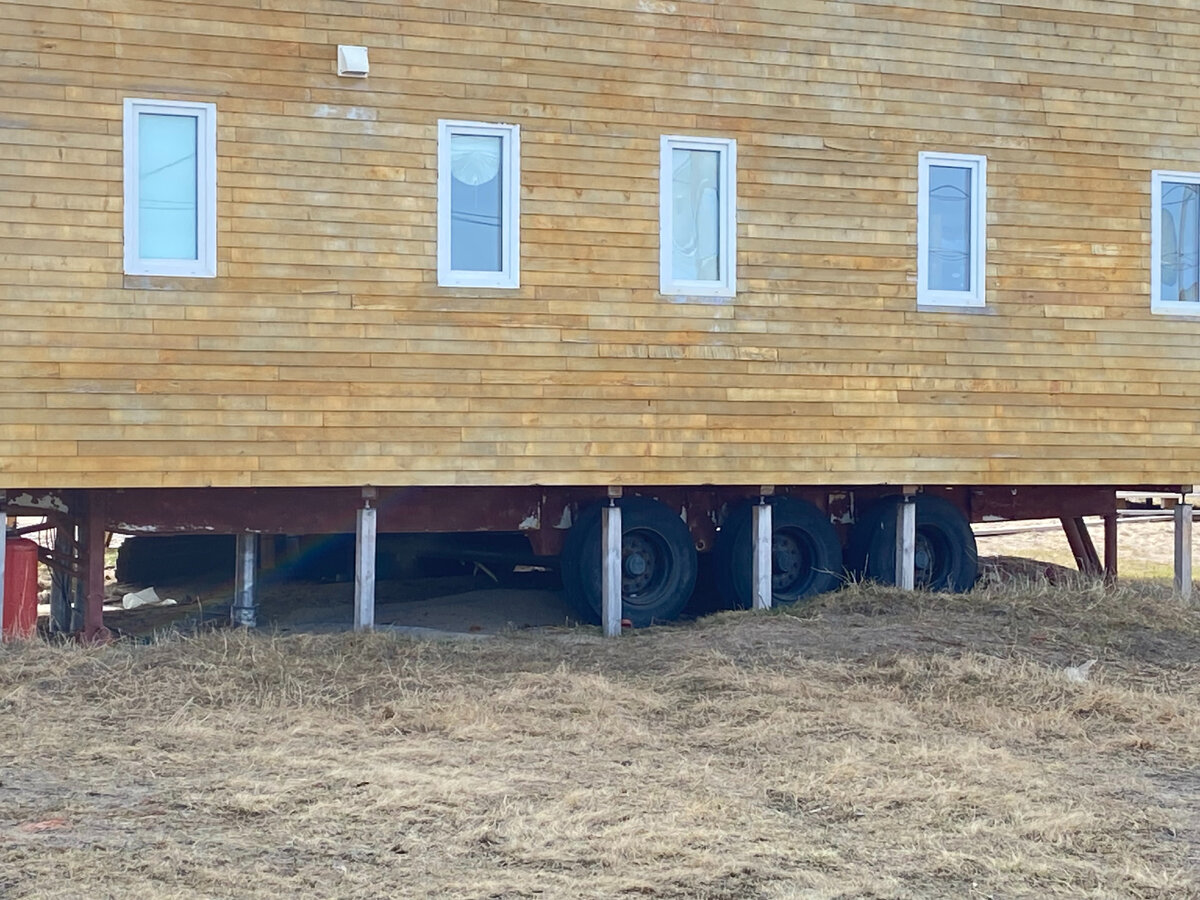 Вот вам план поближе. Как видите, не только доски отличаются друг от друга, но и сама доска на своей поверхности может иметь различные цветовые пятна (Фото из личного архива автора, (С), 2023 г.)