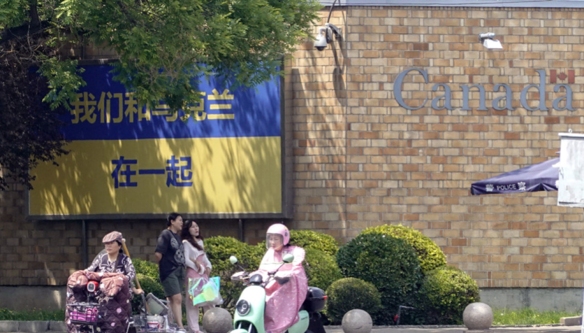    КНР просит посольства в Пекине избегать пропаганды из-за плакатов с флагом Украины