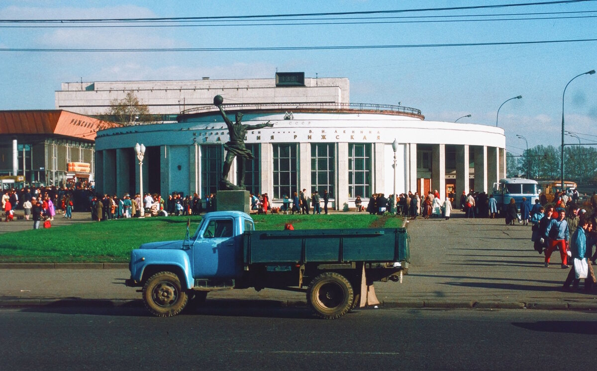  У метро «Рижская» 1988 год