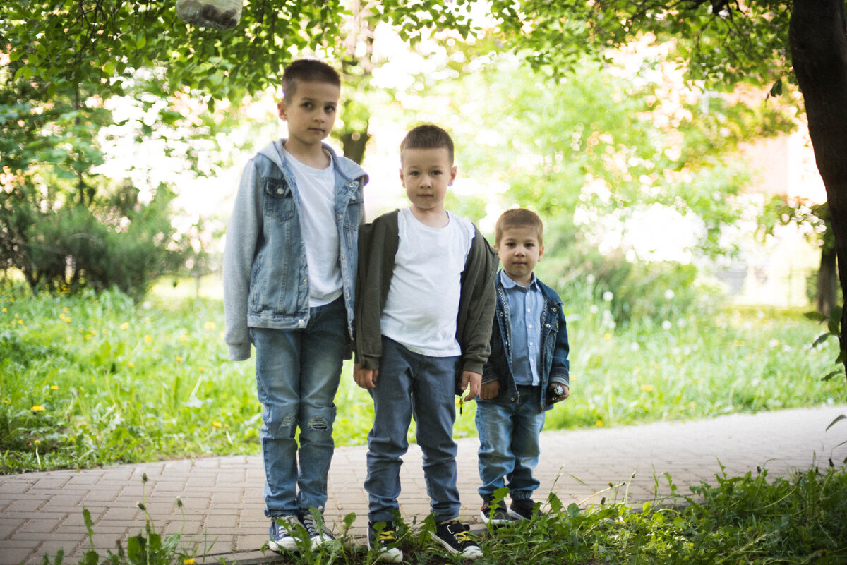 Фото из семейного архива. Старшему сыну - 8 лет, второму - 6 лет. Третьему - 3 года.