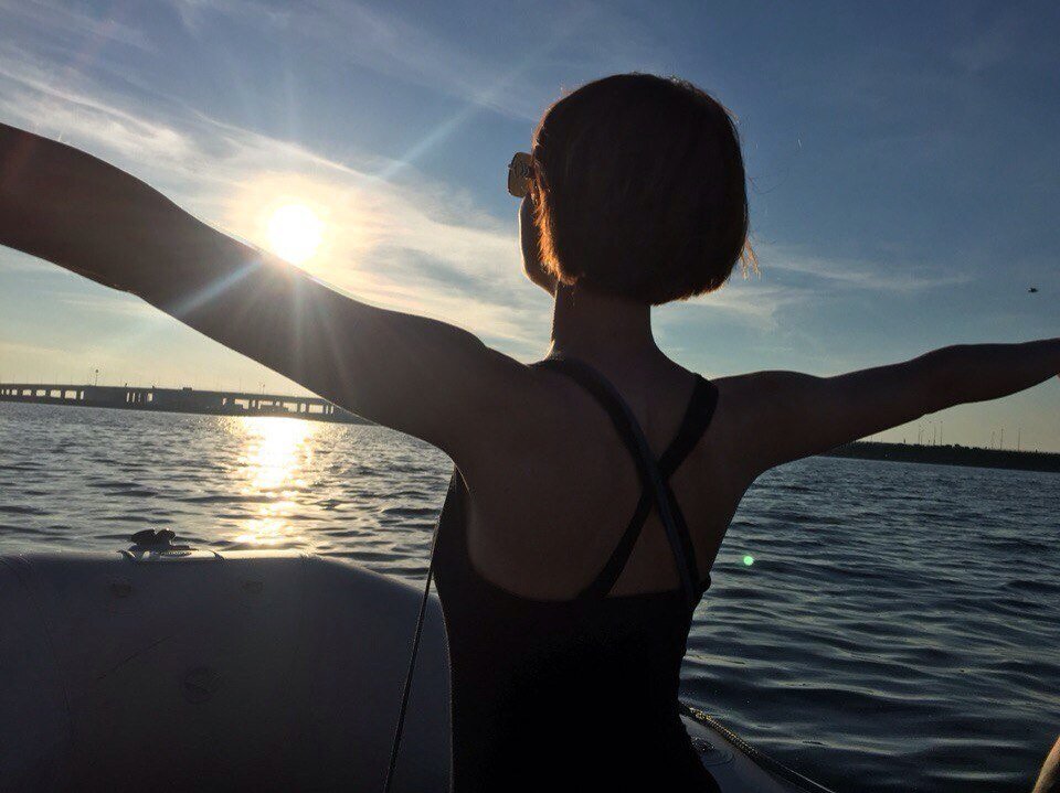 Это Настя образца 2016. А лицо я вам не покажу, потому что у вас докУментов нету.