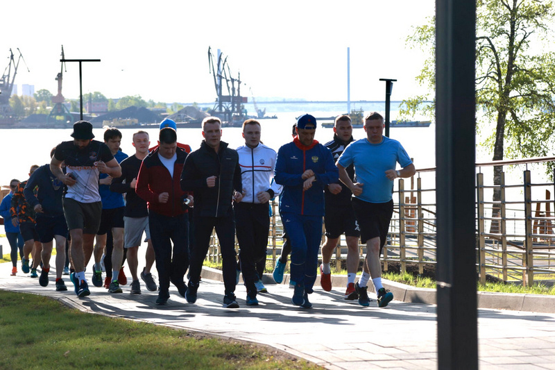    Забег стартовал сегодня утром от Курсантского бульвара. Тридцать человек пробежали 2,7 километра до Александровской набережной