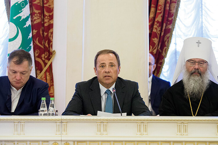  «Ас-саляму алейкум ва-рахмату-Ллахи ва-баракятух», — приветствовал участников заседания полпред президента РФ в ПФО Игорь Комаров, продемонстрировав всем пусть и не идеальное, но хотя бы базовое знание арабского языка Фото: Андрей Титов