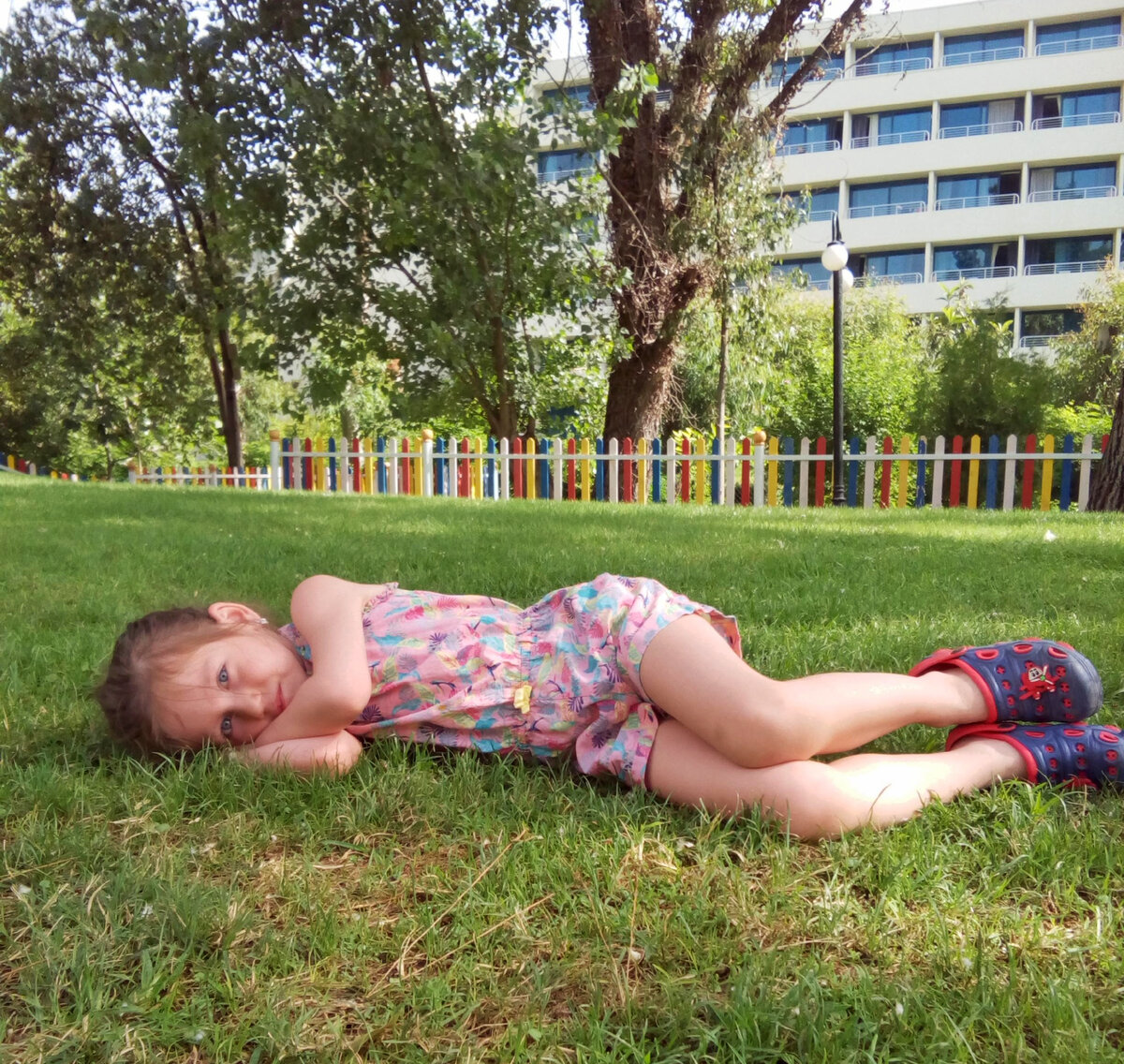 Дочь на отдыхе. Там так хорошо, что хочется и полежать на травке) 