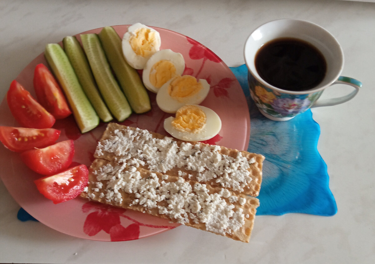 Завтрак  яйцо отварное-90гр., огурец свежий-79гр., помидор свежий-95гр., хлебцы вафельные ржаные-8гр., творог 5%-21гр. Чай. К-229,62        Б-17,31         Ж-12,05        У-13,1.