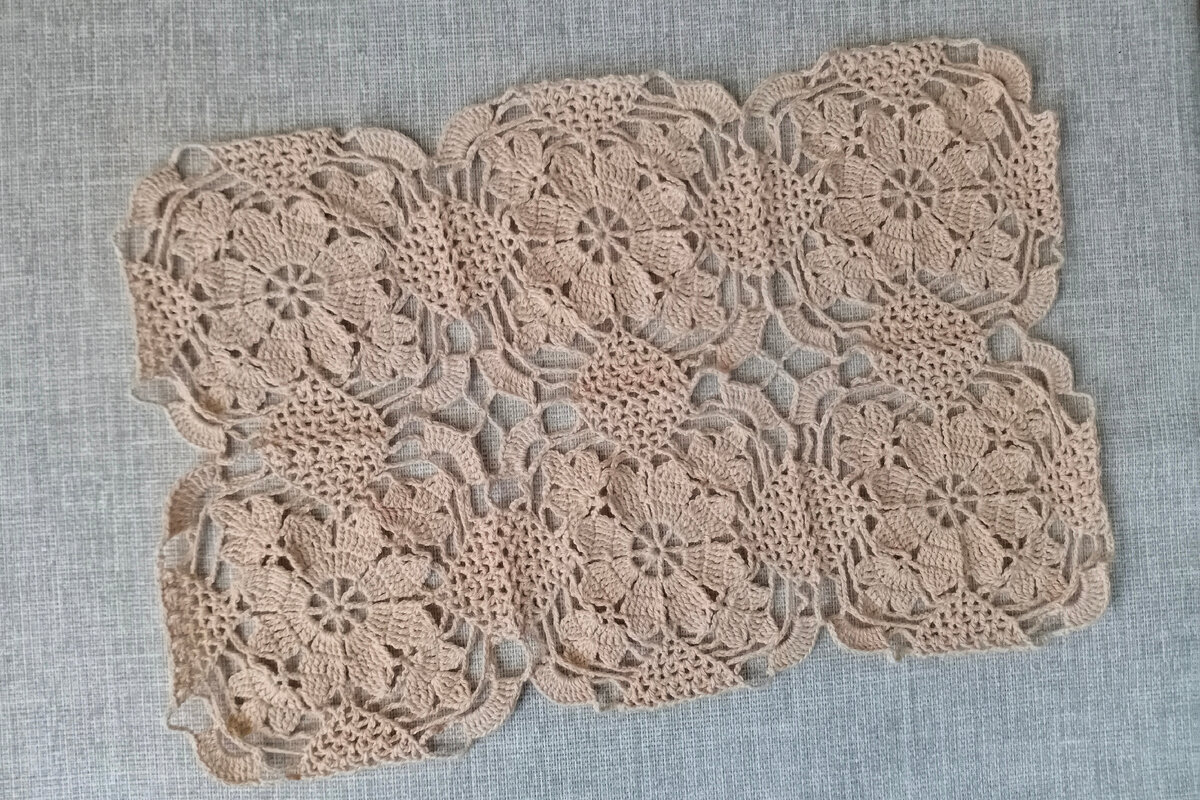 Салфетка из квадратных мотивов (в процессе вязания)