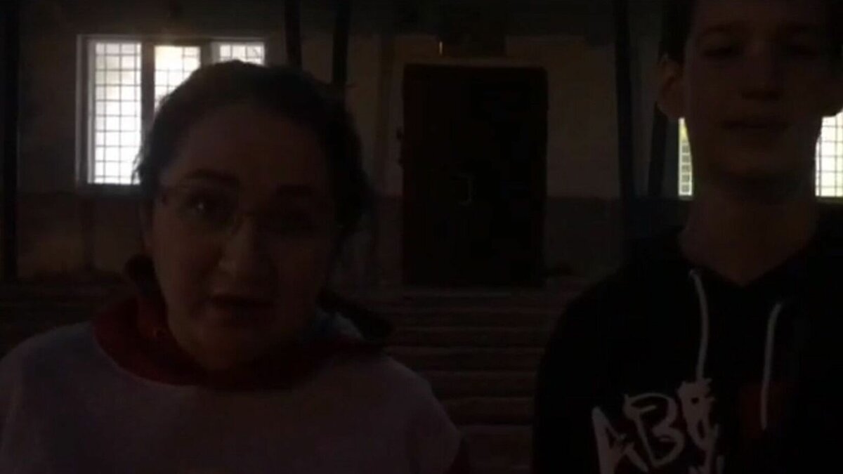     По словам экс-депутата гордумы Асбеста Натальи Крыловой (КПРФ), ее 14-летнего сына похитили во время расклеивания листовок. Похитившие подростка связались с хозяином рекламного щита, который подал заявление о порче имущества. Она обвиняет в похищении председателя гордумы Игоря Володина (ВИДЕО).