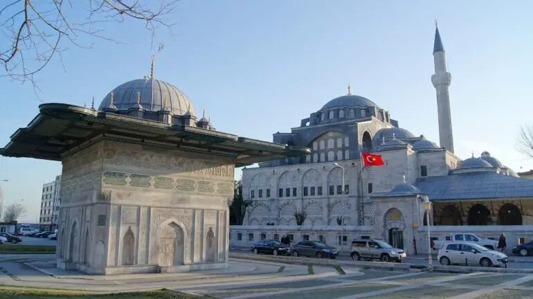      Фонтан Топхане и мечеть Кылыч Али-паши Turk.Expert
