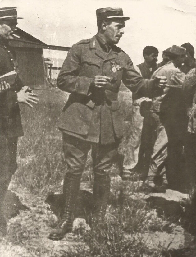 Жюль Шарль Тусен Ведрин (фр. Jules Charles Toussaint Védrines; 29 декабря 1881, Сен-Дени — 21 апреля 1919 Сен-Рамбер-д’Альбон, Франция) — лётчик, один из самых известных пионеров французский авиации, рекордсмен мира по скорости, один из родоначальников транспортной авиации. Человек вполне штатский, Ведрин был на редкость бесстрашен. Ему было поручено осуществлять специальные задания. Задания были сложными и смертельно опасными: доставлять в глубокий немецкий тыл разведчиков и диверсантов, а потом в назначенное время возвращать их обратно. Трудности были связаны с перелётом линии фронта и посадкой в безлюдном месте, поскольку при поимке пилота ждал бы неминуемый расстрел на месте. Ведрин первым отважился на такое задание. Он и его пассажир были в штатском, без документов, — чтобы избежать казни в случае пленения. Жюль Ведрин выполнил семь таких спецзаданий. В трёх случаях пришлось находить разведчиков во вражеском тылу и возвращать во Францию. Его «Моран» стал на фронте легендарным. За голову Ведрина немцы назначили большую награду, но ни разу им не удалось его поймать