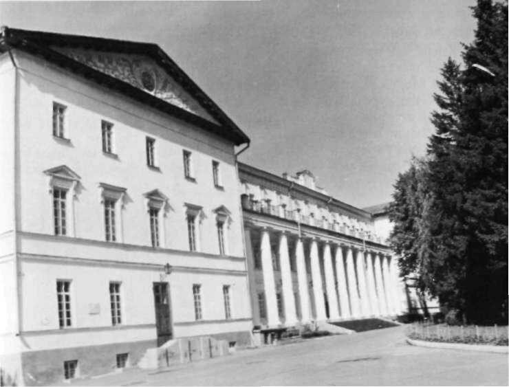 Нежинский педагогический институт имени Н,В.Гоголя. Основан в 1805 году.