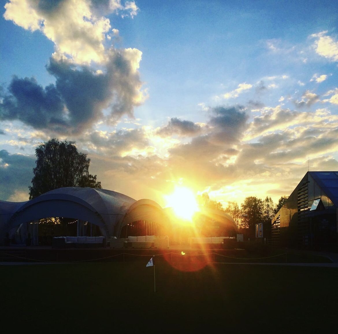 Клубный дом и ресторан на закате