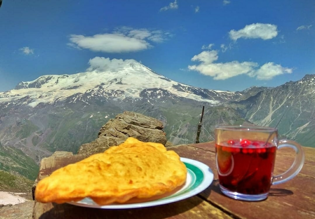 Кабардино балкарская кухня. Хычины на Эльбрусе. Чай Чегет Эльбрус. Кафе на горе Чегет. Хычины в Приэльбрусье.