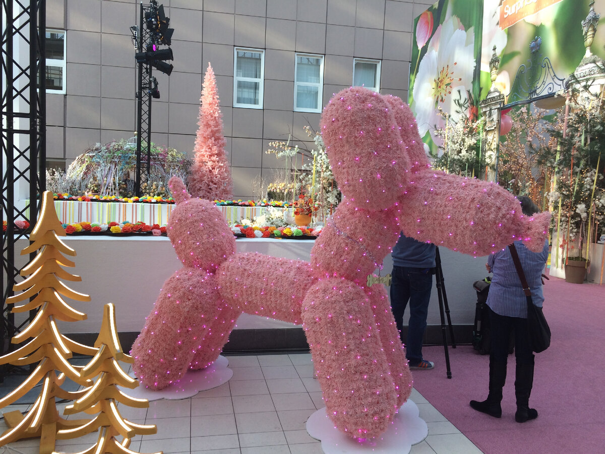 Пример оформления ТЦ из композитного материала со световыми элементами. За любой идеей - в ПК "Сад Радости".