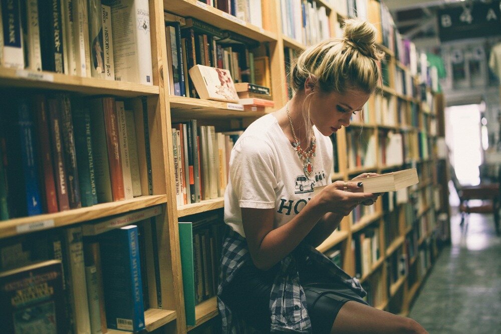 Library girl. Девушка в библиотеке. Девочка в библиотеке. Подросток с книгой. Фотосессия в библиотеке.