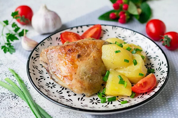 Курица с картошкой в рукаве, запеченная в духовке, получается очень вкусной и аппетитной. Такой вариант приготовления картошки с мясом намного полезнее, чем жарка.-7