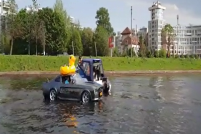    Водоплавающий Ford Mustang с уткой на крыше ©Скриншот