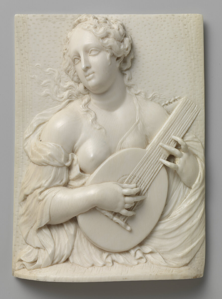 Портрет женщины с лютней, 129х94х28 мм, ок. 1680 - ок. 1730 гг. Этот рельеф считается частью серии с аллегориями искусств. 