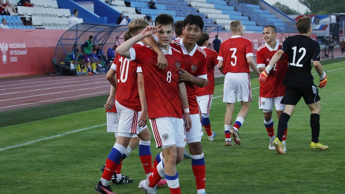     Волгоград в эти дни принимает турнир УЕФА, в котором участвуют сборные. Это 16-летние парни и девушки, выступающие за свои национальные команды.