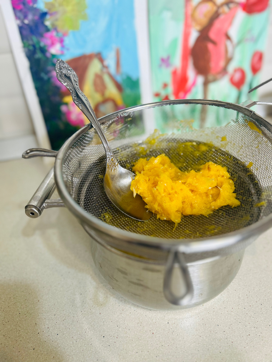 Протереть через сито, чтоб остался только сок, затем добавить немного воды и можно разливать по формочкам.