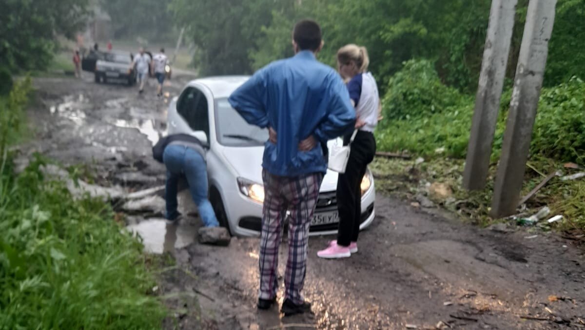     Дождем в Ростове на Тракторной размыло дорогу. Машины буквально тонут в грязи. Люди не могут добраться к себе домой, сообщила RostovGazeta местная жительница Кристина Пшеничная.