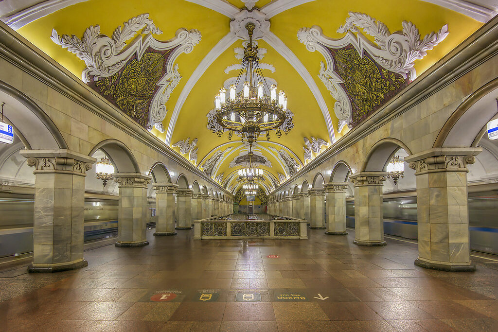 Московское метро / фото https://live.staticflickr.com/8678/30197274625_ae77d392eb_b.jpg