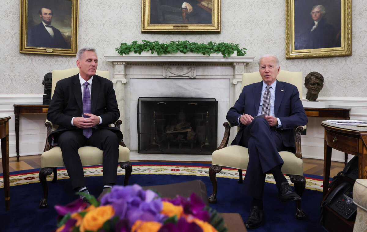 ФОТО СПИКЕРА КОНГРЕССА МАККРТНИ К. И ПРЕЗИДЕНТА США БАЙДЕНА Д. ИСТОЧНИК https://kompas-tulun.ru/wp-content/uploads/2023/05/utacytwv-scaled.jpg