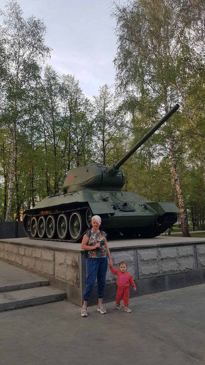 Возле танка. Сквер Славы