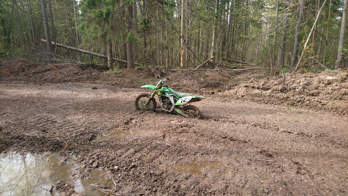На фото еле удрал на четвереньках, вытаскивая рукой присосавшиеся в грязь сапоги. Предстоит целый вечер битвы за свободу и жизнь… Если это действительно был медведь там, судя по следам рядом. Но это уже совсем другая история. Будет здесь