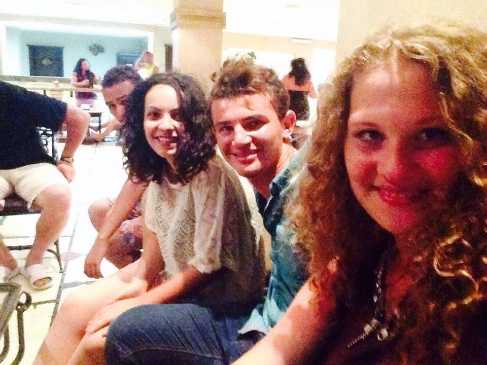 Это мы сидели на ресепшен, только-только знакомились