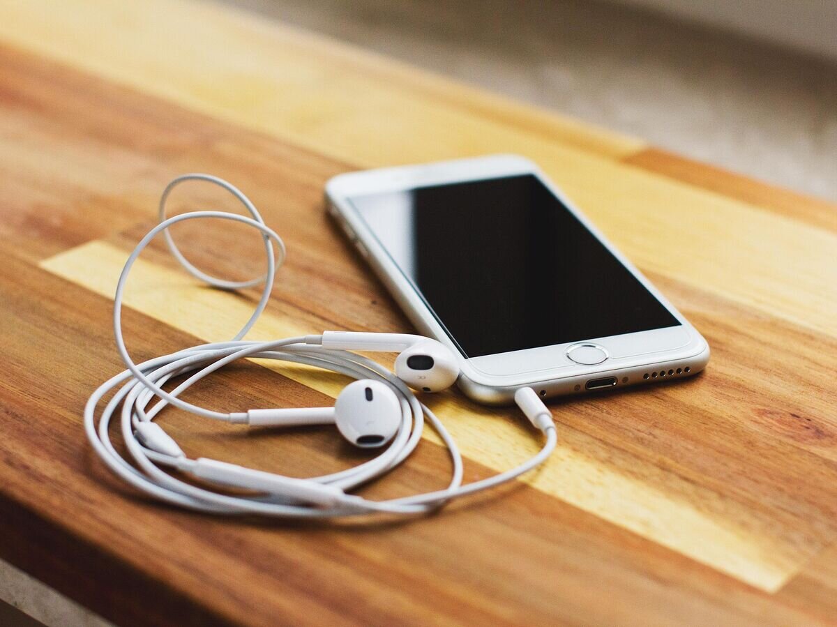    Наушники и смартфон© Фото : Unsplash / freestocks