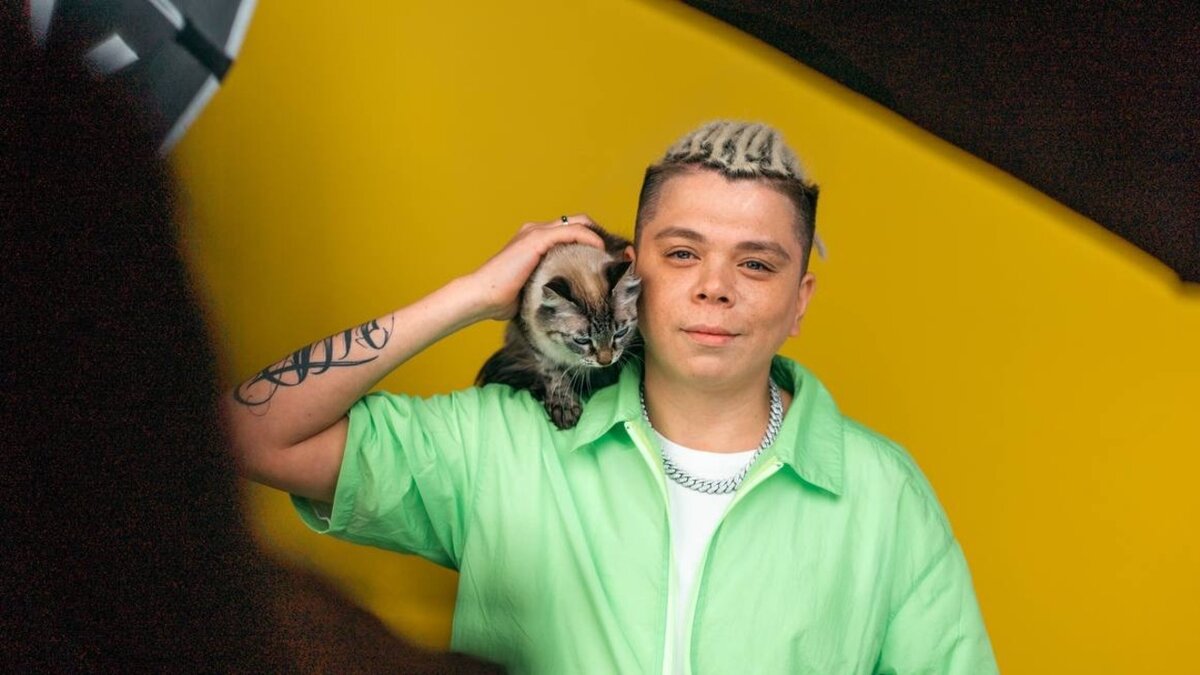     Татарский и башкирский исполнитель Элвин Грей (Радик Юльякшин) рассказал, почему он не ушел с эстрады. В прошлом году певец объявил, что хочет записывать песни на русском и переезжает в Москву.