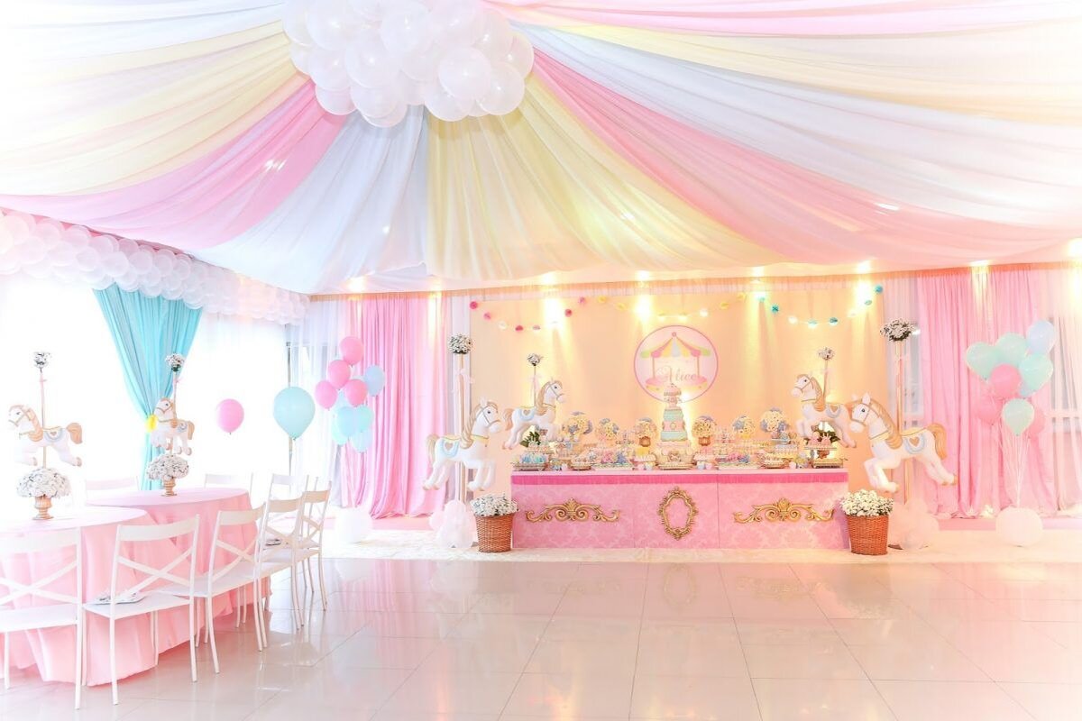 важно сохранить атмосферу и подобрать тематический декор для сервировки столов