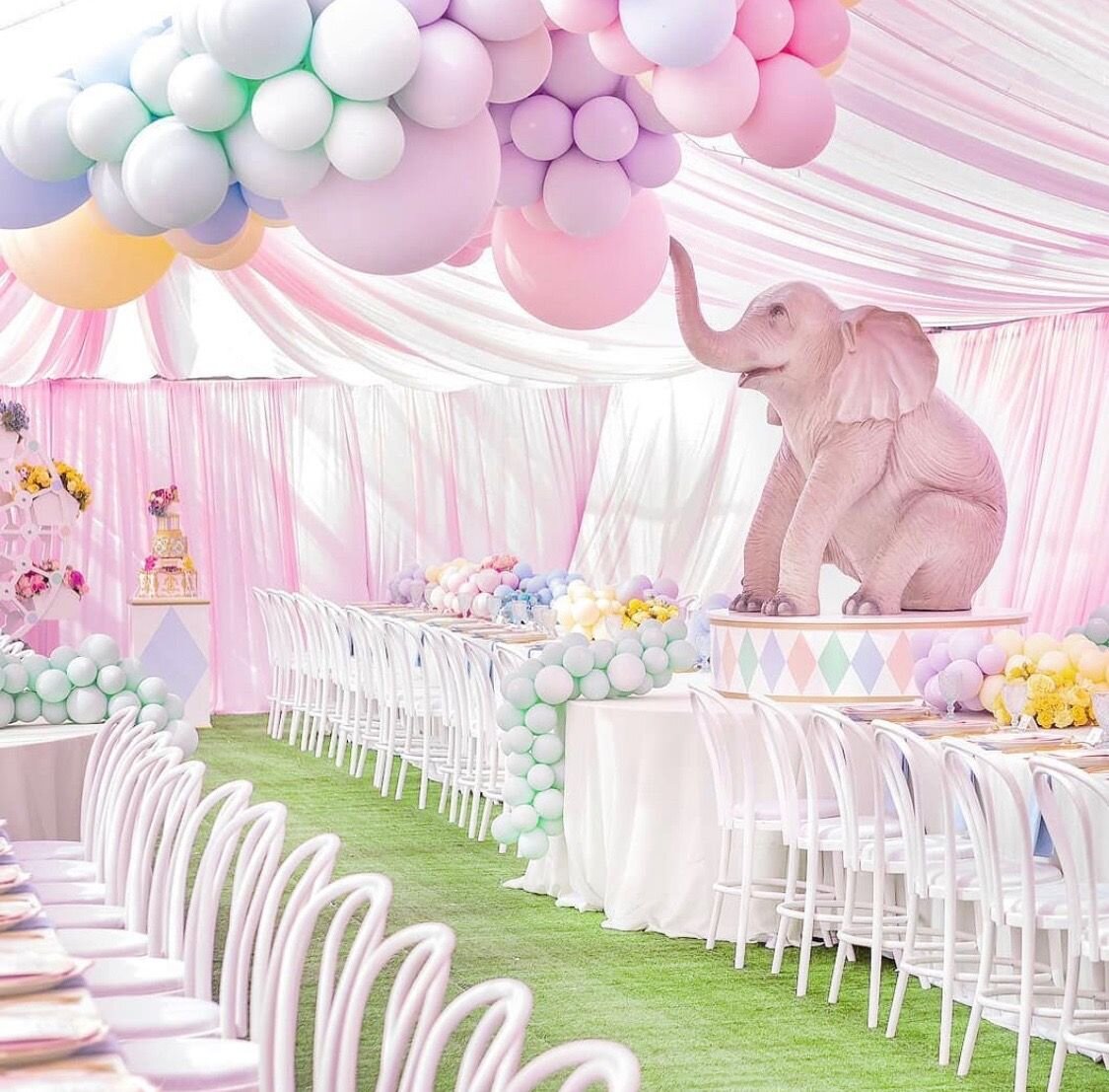 ткань разных цветов, задрапированная под потолком