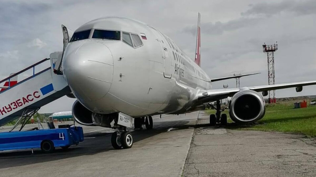     По информации Telegram-канала Shot, самолет Boeing 737-800 авиакомпании Nordwind со 157 пассажирами на борту выкатился за пределы взлетной полосы перед взлетом. Это произошло в аэропорту Новокузнецка, откуда лайнер должен был отправиться в Санкт-Петербург.