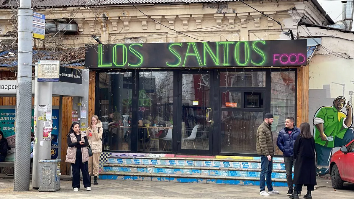    В Краснодаре бизнесу официально запретили размещать вывески на иностранных языках Фото: Телеканал «Краснодар»