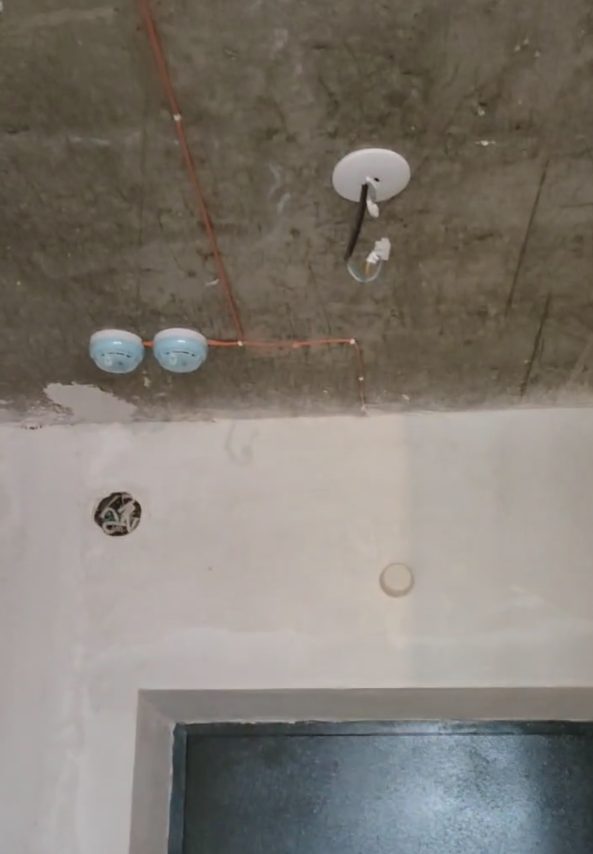 Проводные датчики в прихожей