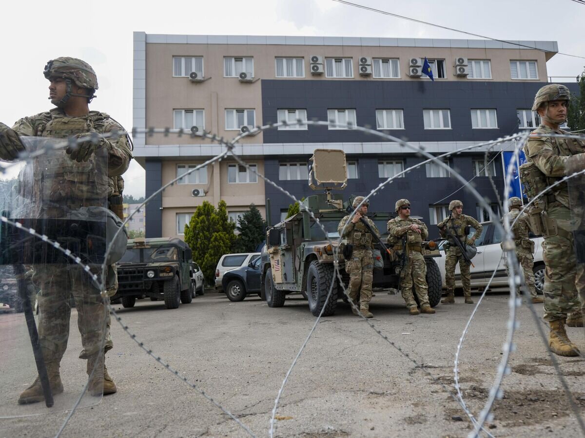    Миссия НАТО оцепила здания муниципалитетов в Косово© AP Photo / Marjan Vucetic