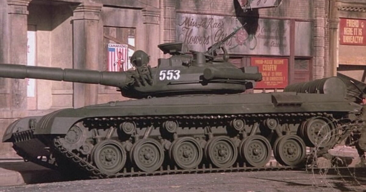 Советский бутафорский танк Т-72. Кадр из фильма