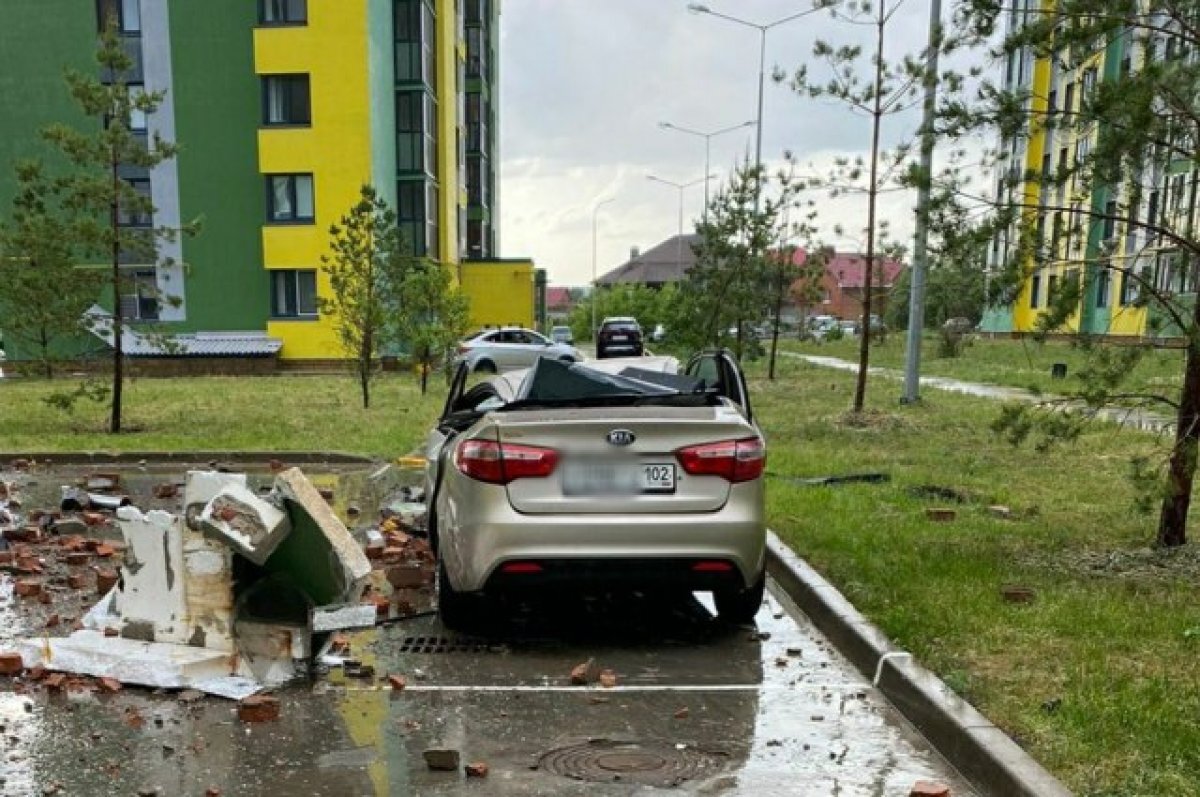    Из-за сильного ветра в Уфе пострадали 2 человека и повреждены 15 машин