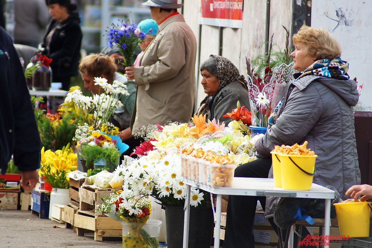 Какими цветами торгуют. Бабушки продают цветы на улице. Бабушка торгует цветами. Бабушки продают цветочки. Бабушка продает цветы.