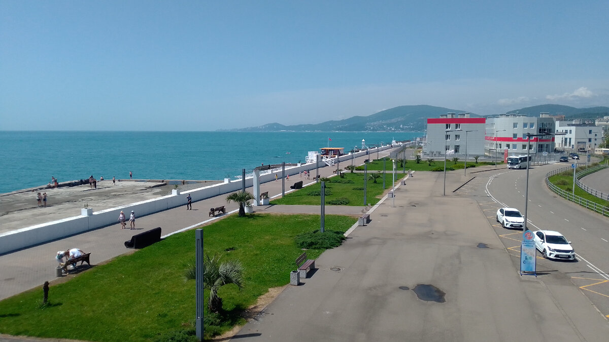 Вид со смотровой площадки на ЖД Адлера 