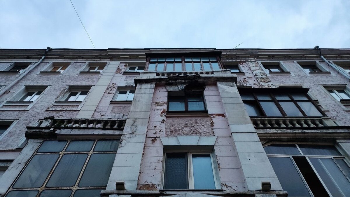     Корреспондент «Проспекта Мира» обратил внимание на два исторических дома на проспекте Мира, которые выглядят значительно хуже остальных. Мы попытались выяснить, почему их так и не отремонтировали.