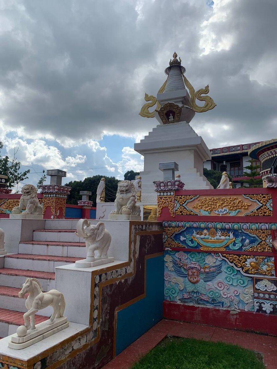 Ступа на территории монастыря