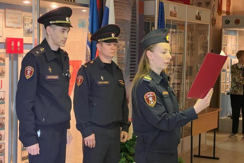 Полиция петроградского. Вневедомственная охрана в школе. Росгвардия вневедомственная охрана. Фото Росгвардия вневедомственная охрана. Присяга.