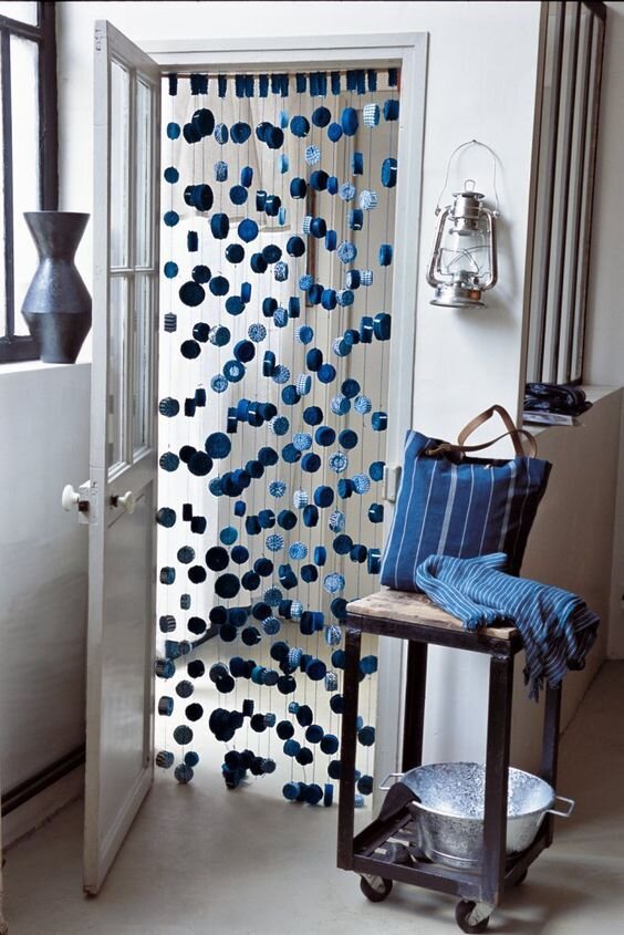 Штора на дверь очень стильно!